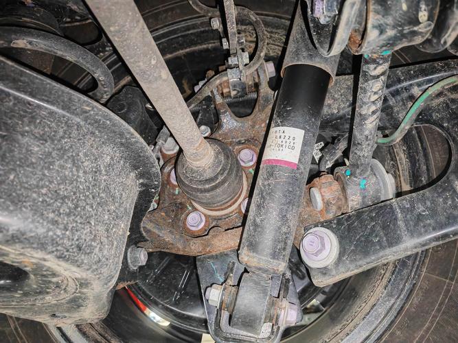 普通家用车底盘生锈处理费用，受哪些因素影响？多少钱能搞定？